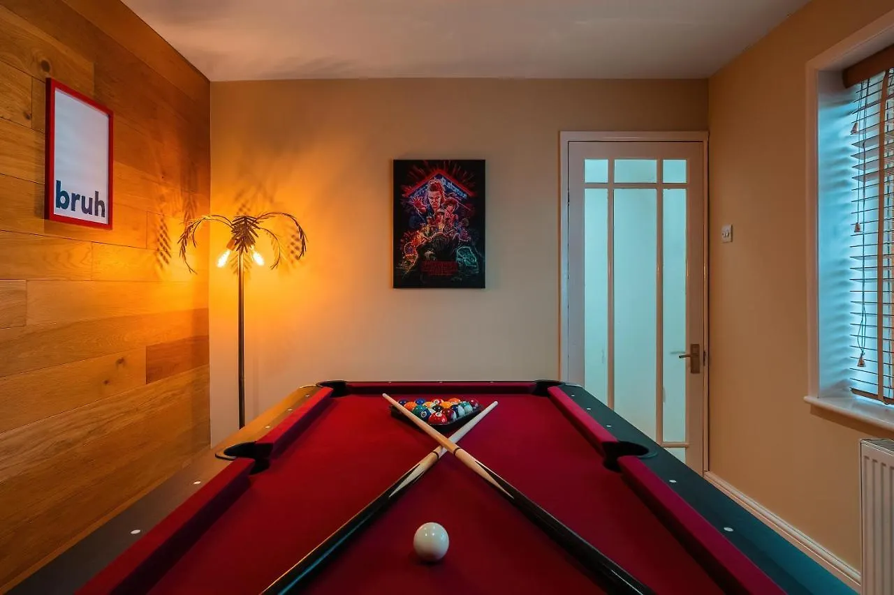 Airport Haven: Pool Table, Games Room, Sleeps 9 Thorley Holiday home