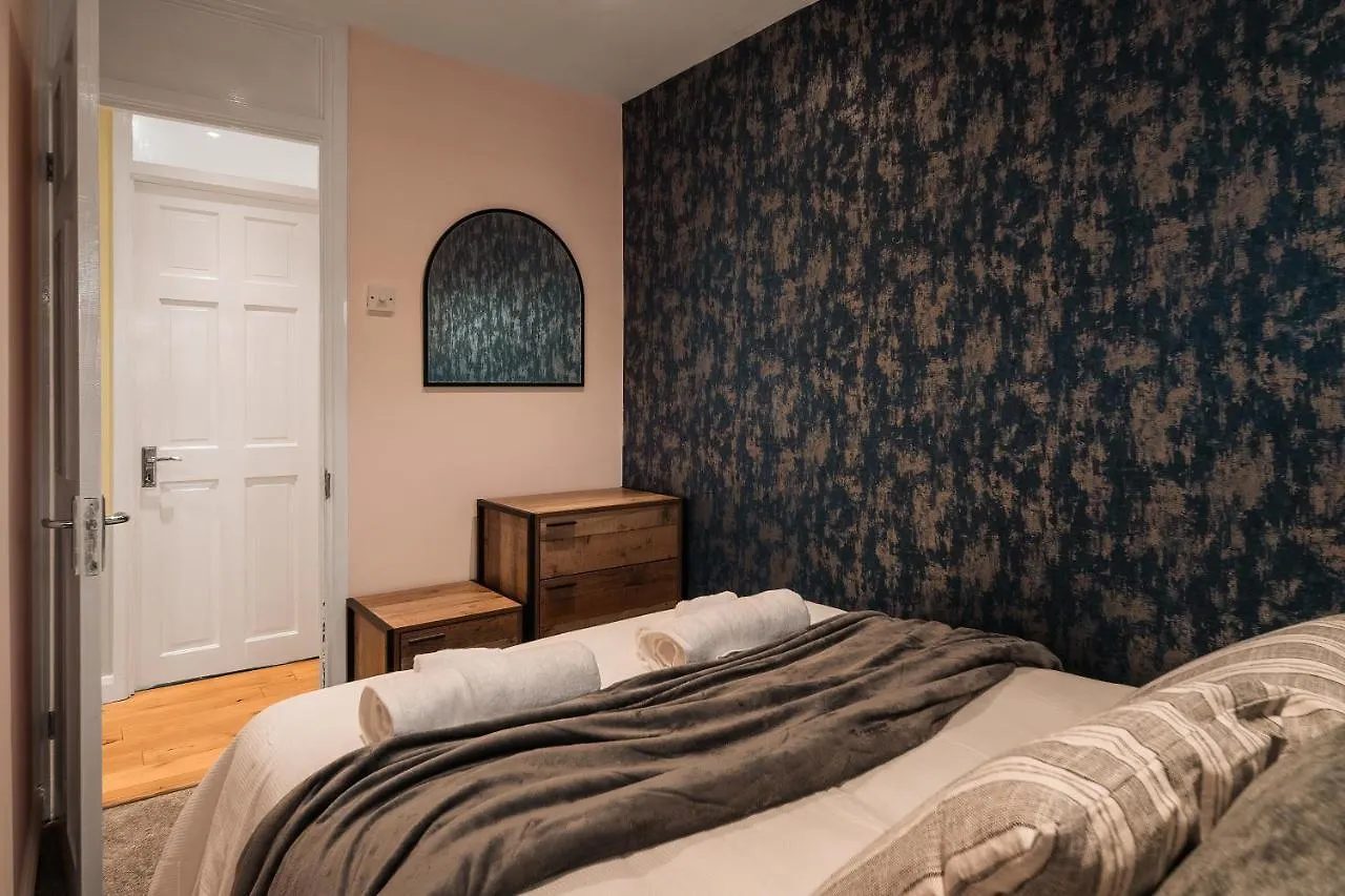 Airport Haven: Pool Table, Games Room, Sleeps 9 Thorley